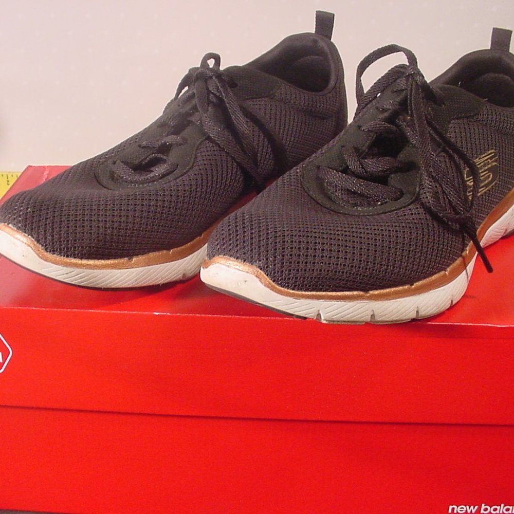 NEW BALANCE Womens Running Course Shoes - Size 8 1/2 D wide